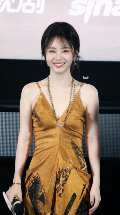 谭松韵身穿焦糖黄调复古印花吊带长裙,性感V领露胸脯2