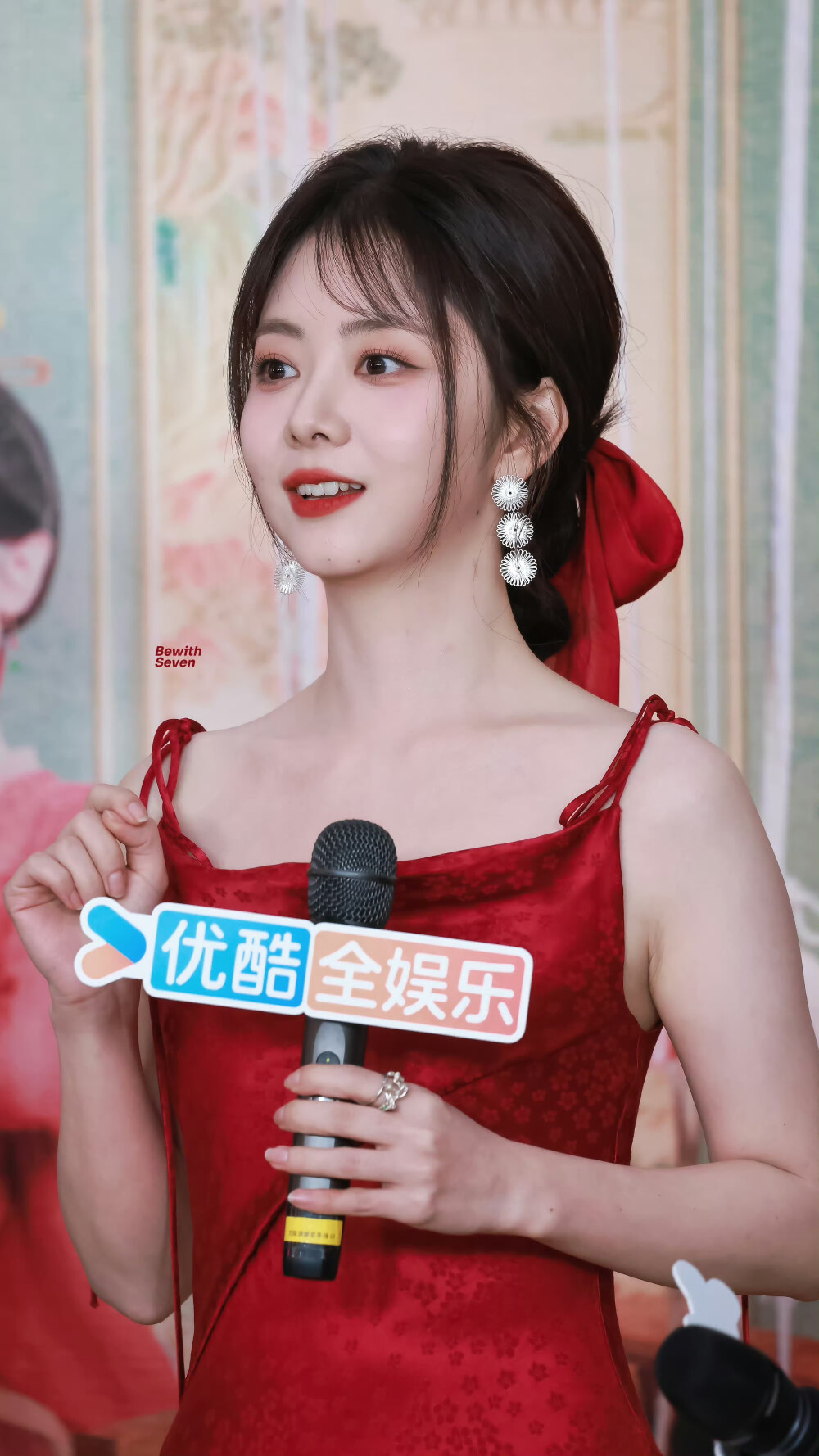 谭松韵身穿红色暗纹吊带礼服,搭配精致明艳的活动妆[3]