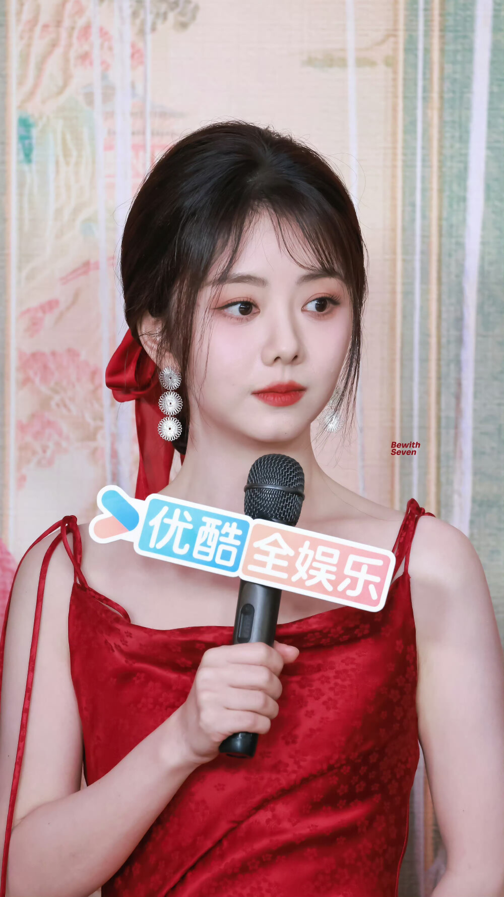 谭松韵身穿红色暗纹吊带礼服,搭配精致明艳的活动妆[9]