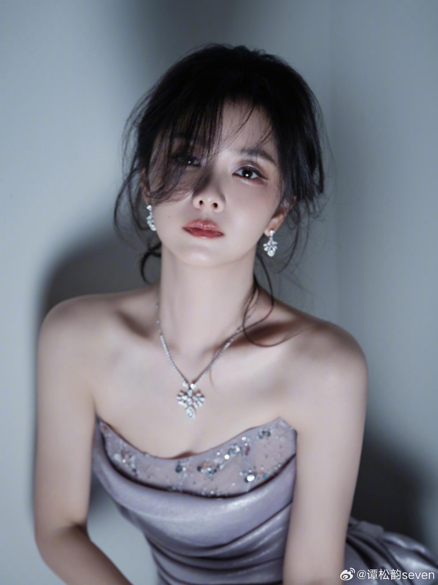 谭松韵身穿香芋灰紫色抹胸礼服,优雅高级写真[2]