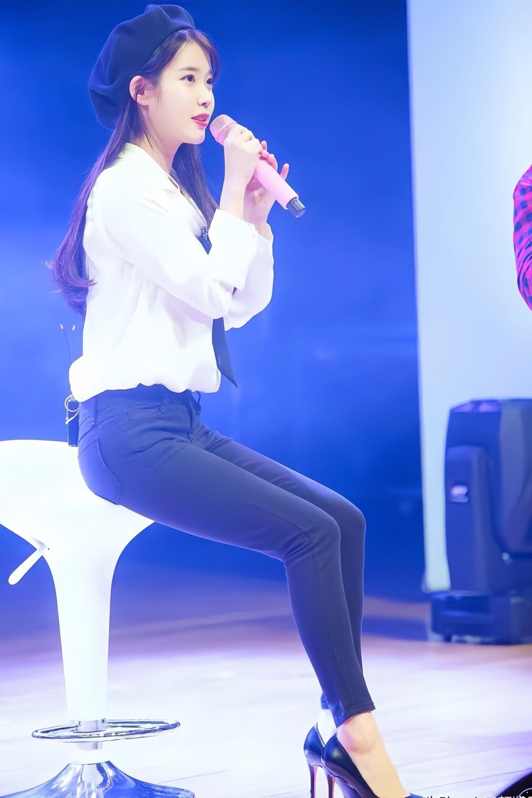 李知恩穿黑色紧身裤好身材[6]