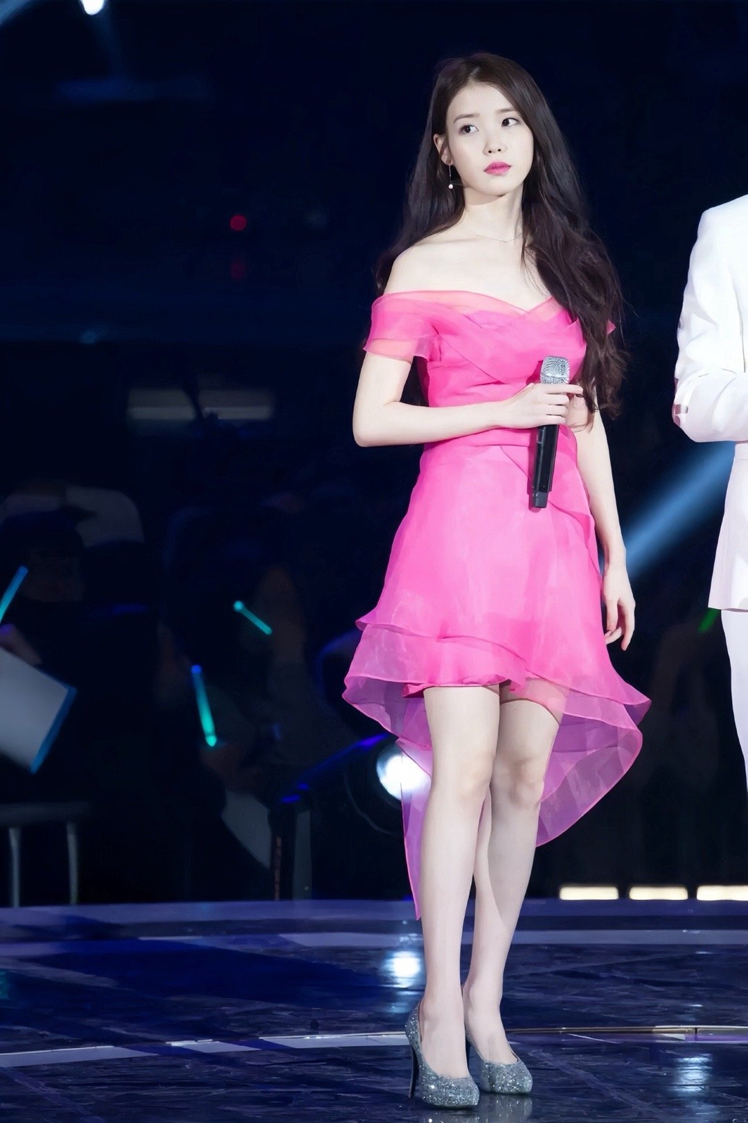 李知恩粉红纱裙加水晶高跟鞋[2]