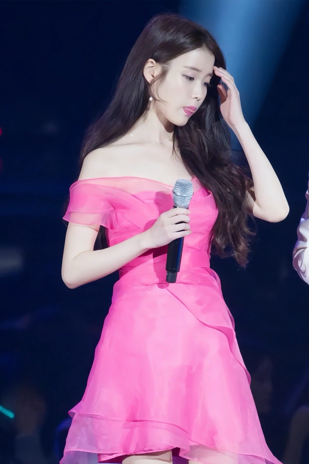 李知恩粉红纱裙加水晶高跟鞋[4]