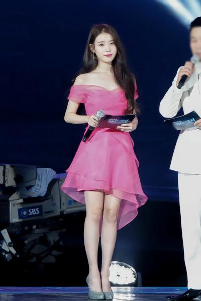 李知恩粉红纱裙加水晶高跟鞋