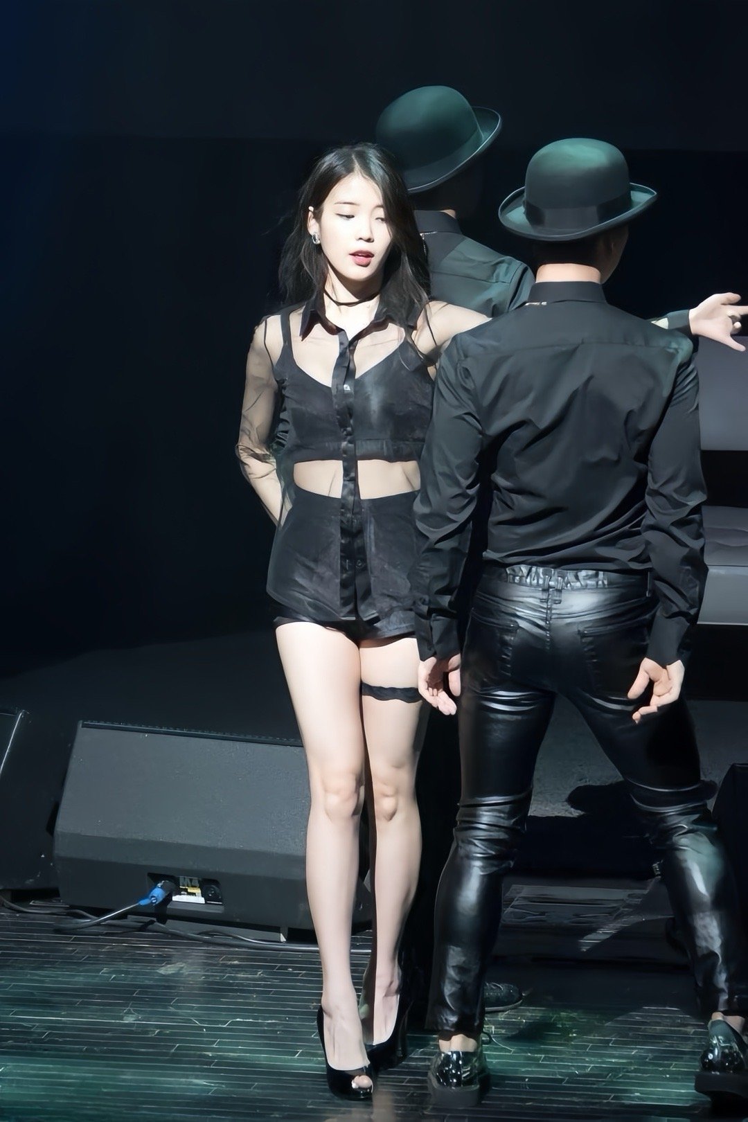 李知恩超短裤大白美腿舞台热舞[3]