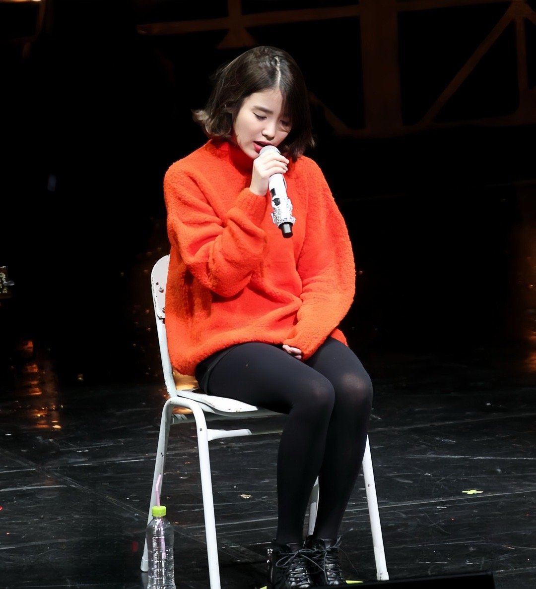 李智恩厚黑丝袜橘色毛衣穿搭