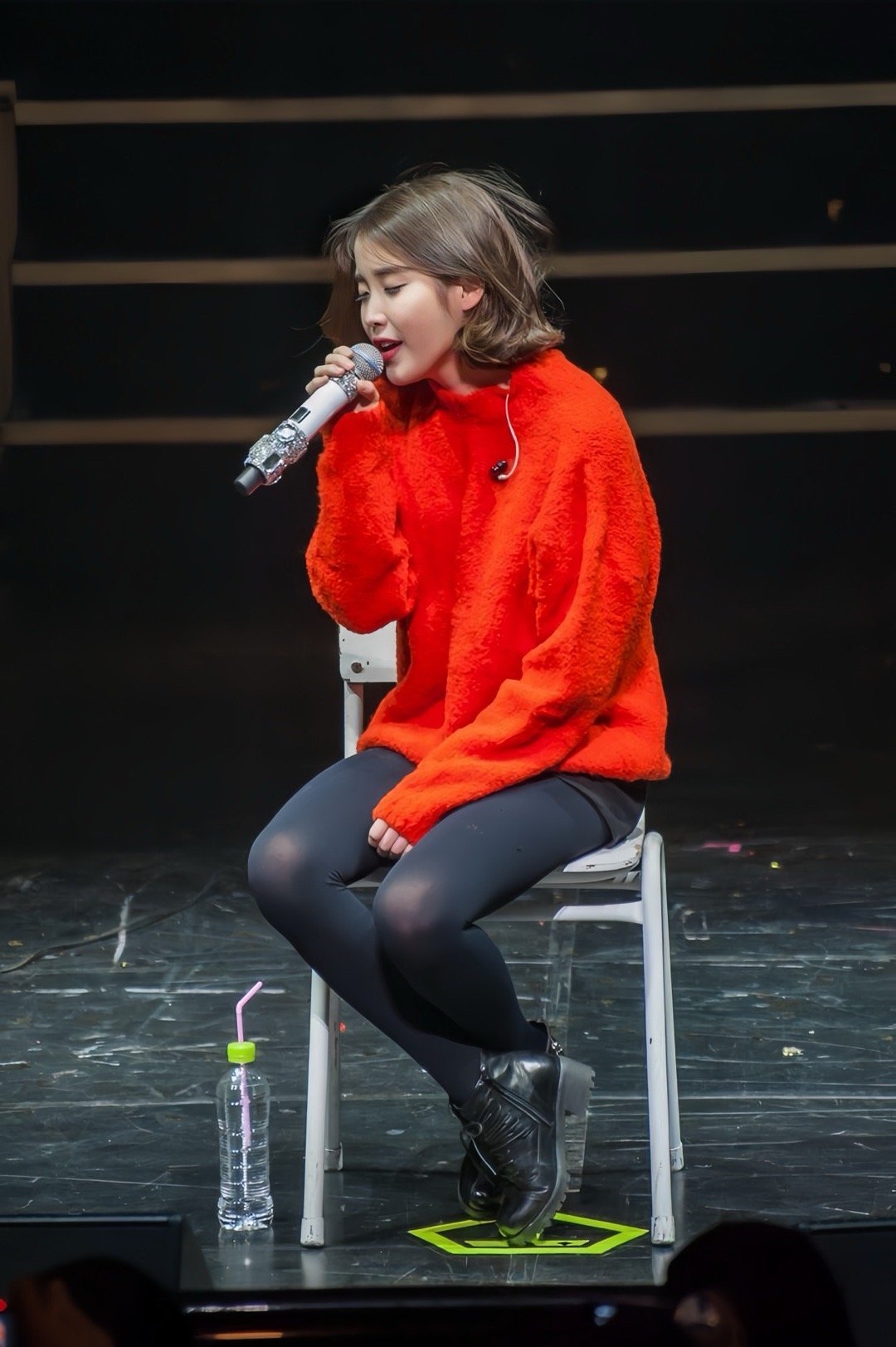 李智恩厚黑丝袜橘色毛衣穿搭[3]