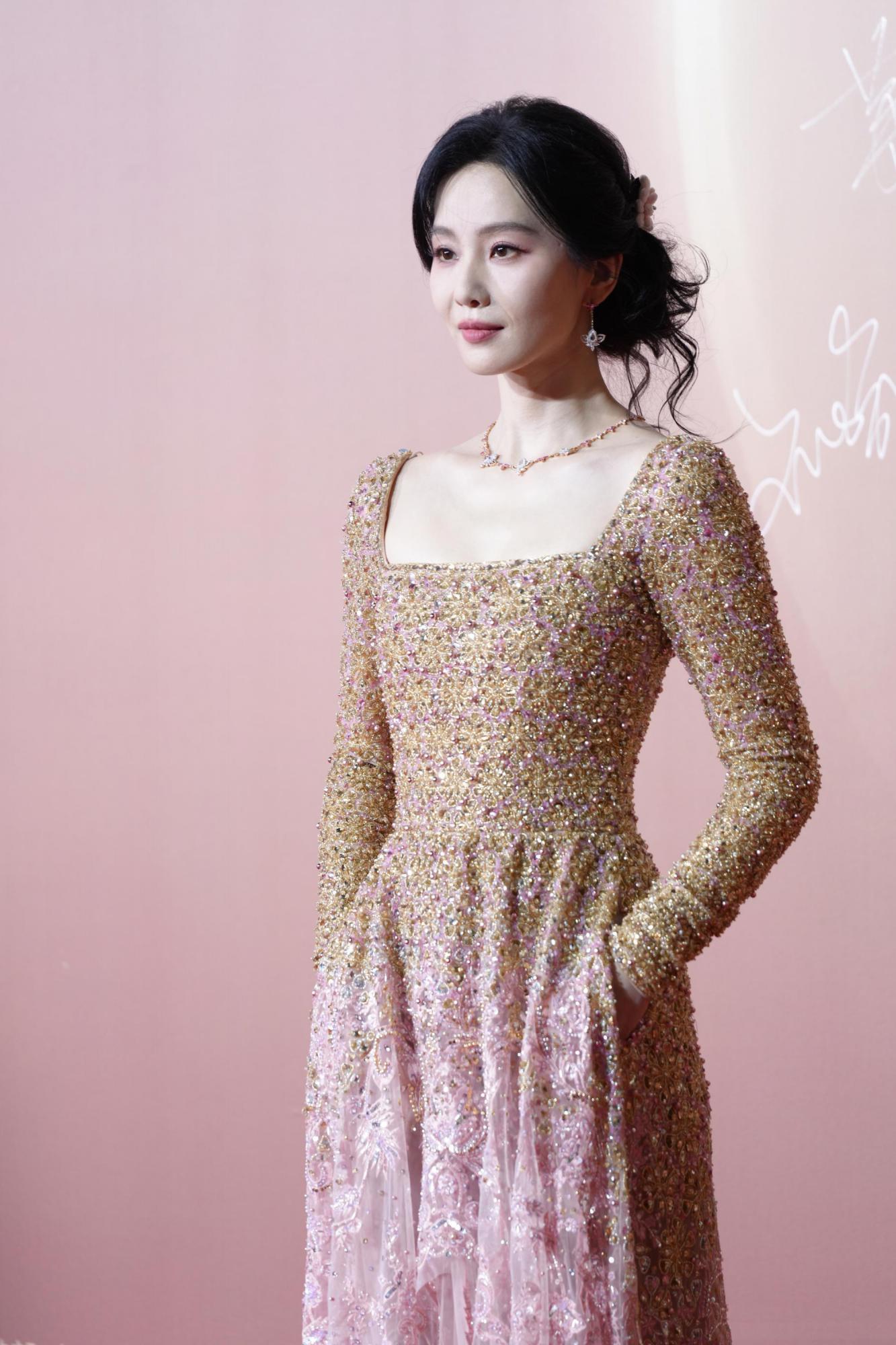 刘诗诗抹胸连身礼服露背现场生图照