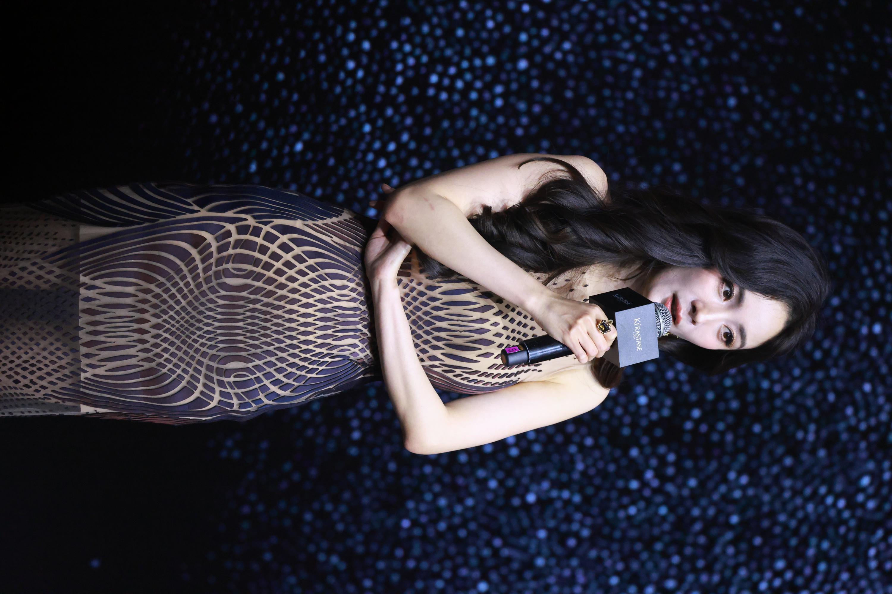 杨幂半身生图照体态优雅[3]