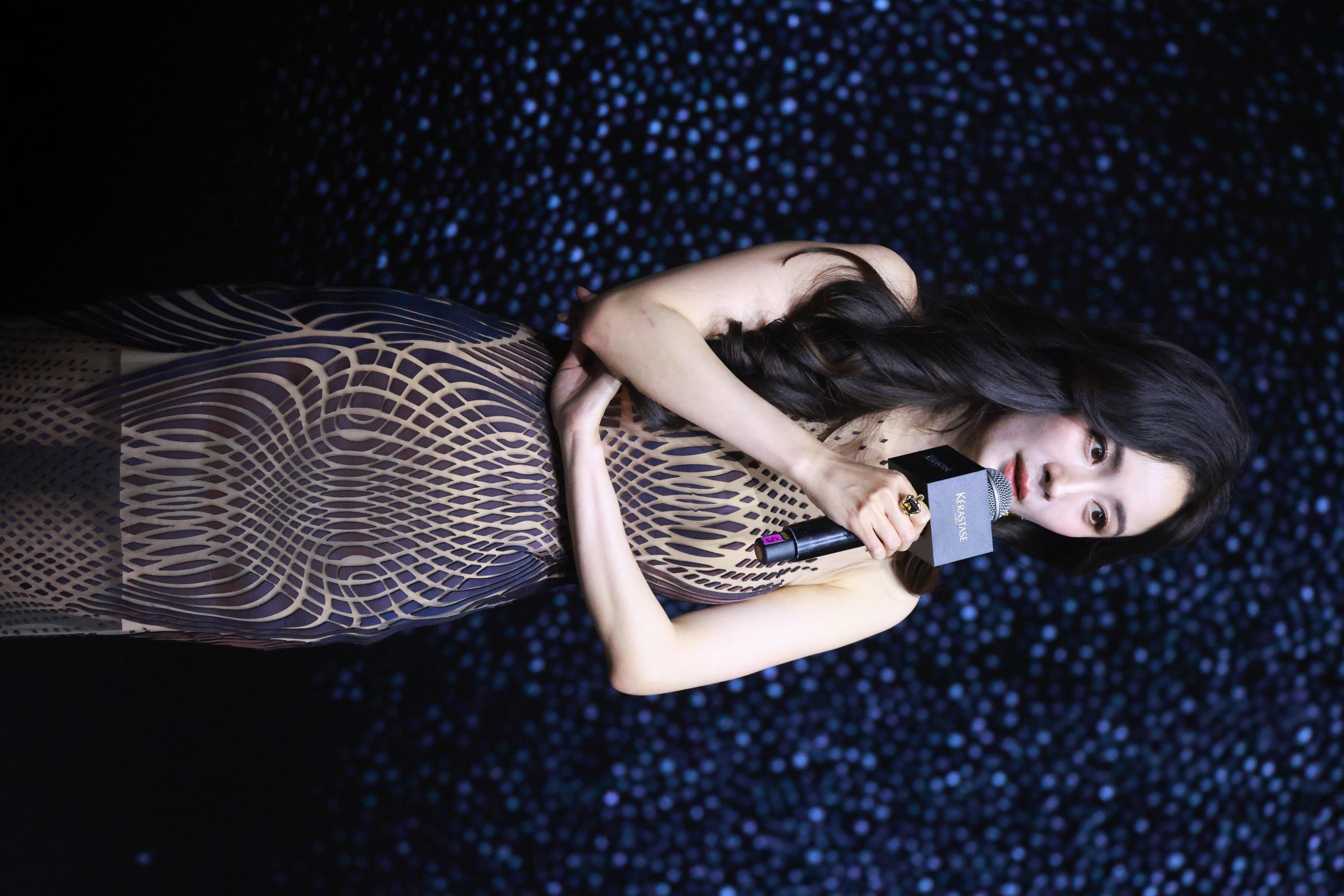 杨幂半身生图照体态优雅[4]