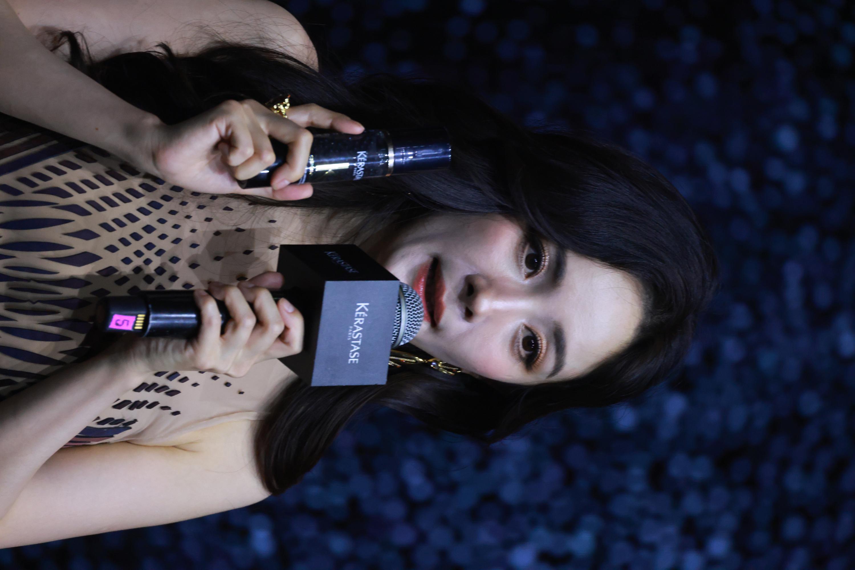 杨幂手持化妆品介绍半身生图照[3]