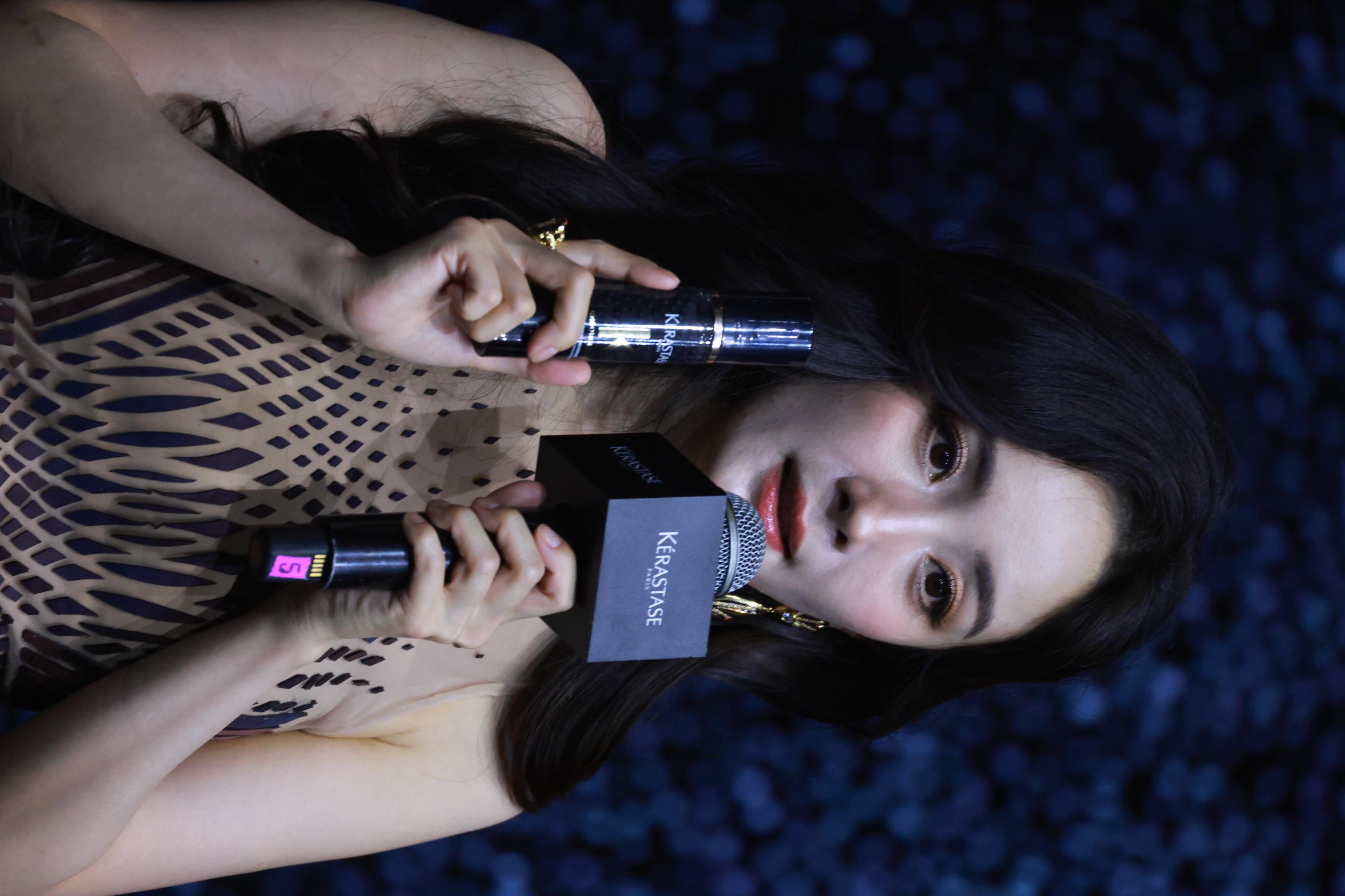 杨幂手持化妆品介绍半身生图照[5]