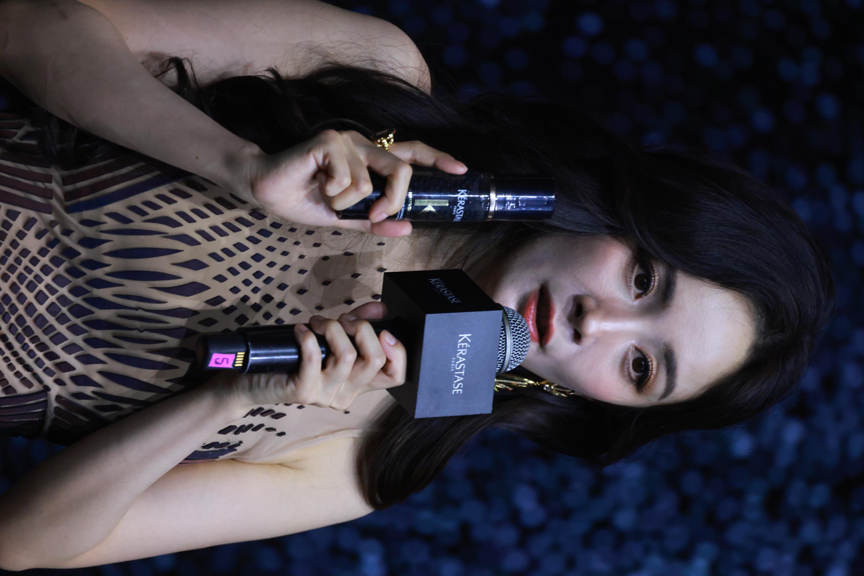 杨幂手持化妆品介绍半身生图照[7]