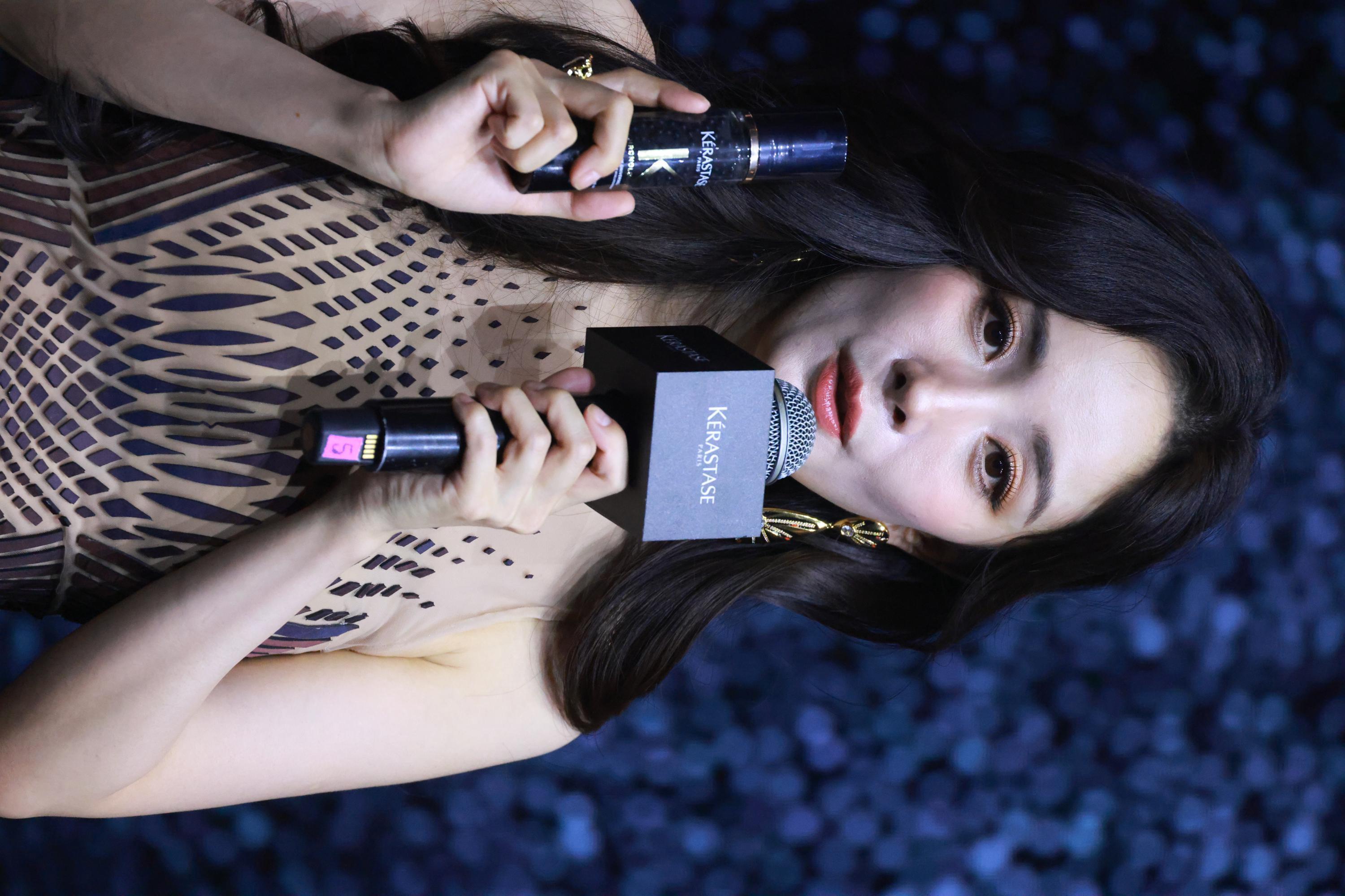 杨幂手持化妆品介绍半身生图照[11]