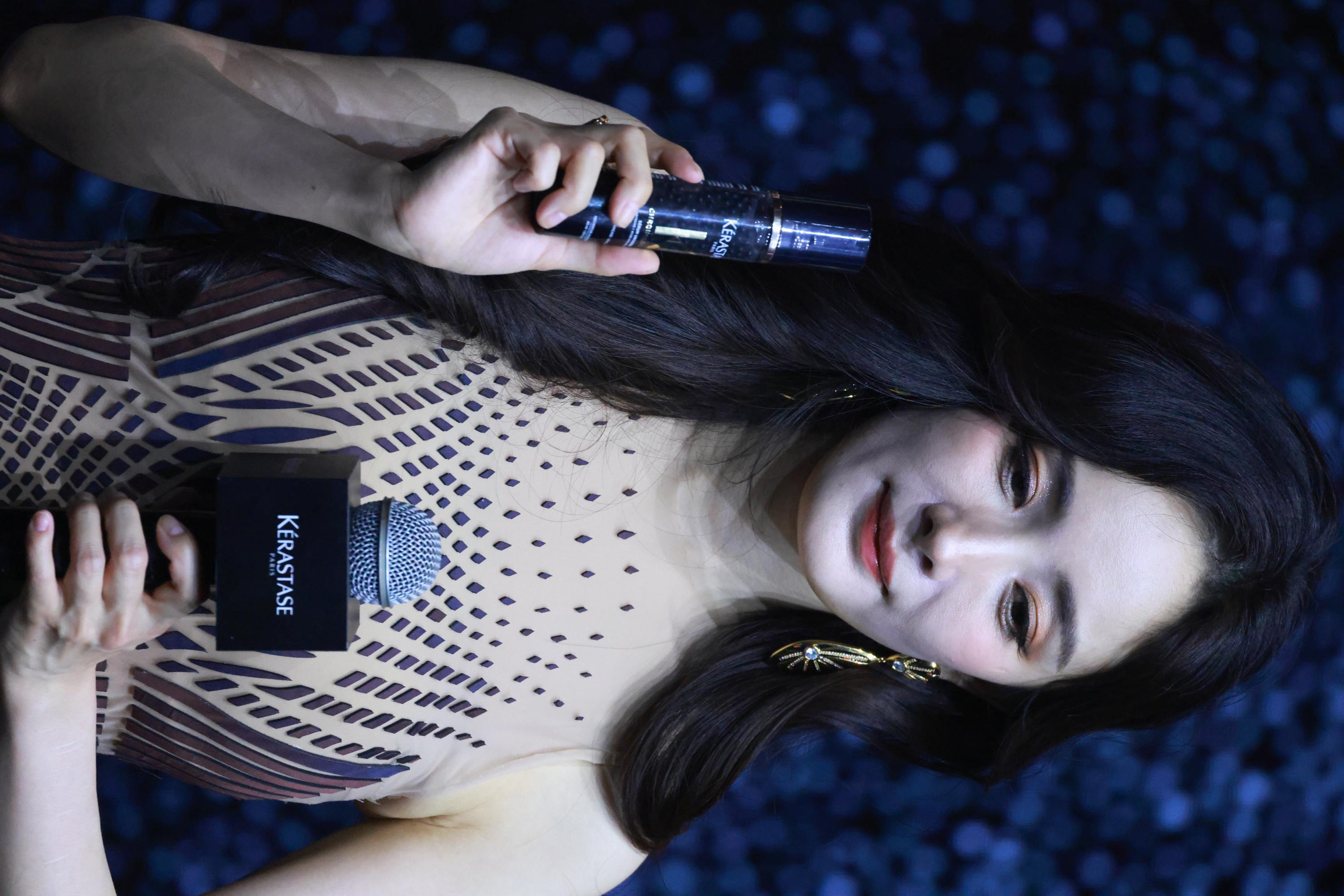 杨幂手持化妆品摆拍半身生图照