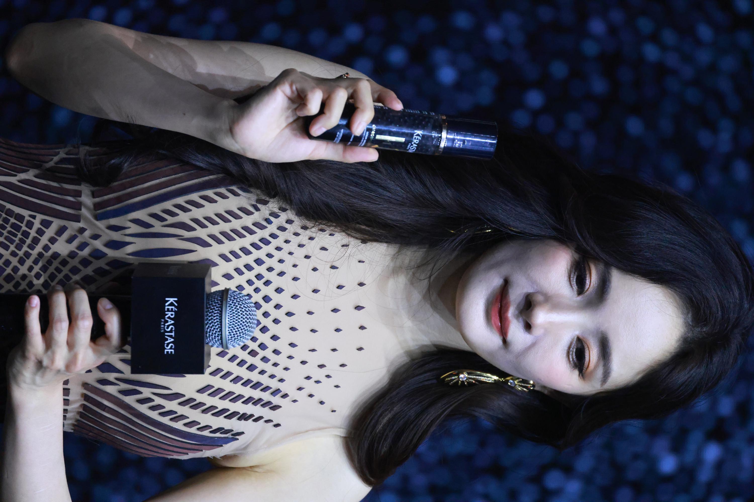 杨幂手持化妆品摆拍半身生图照[2]