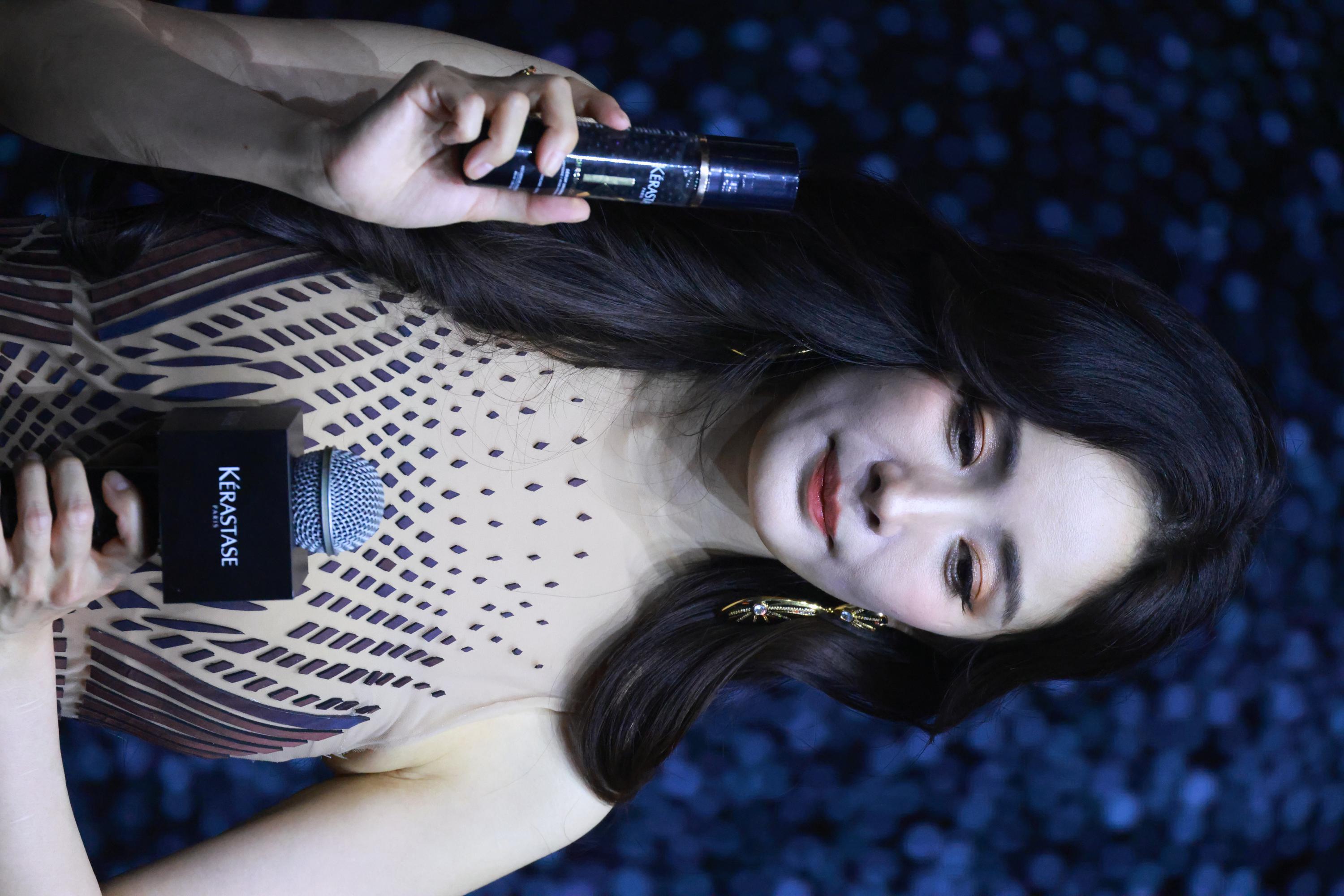 杨幂手持化妆品摆拍半身生图照[8]