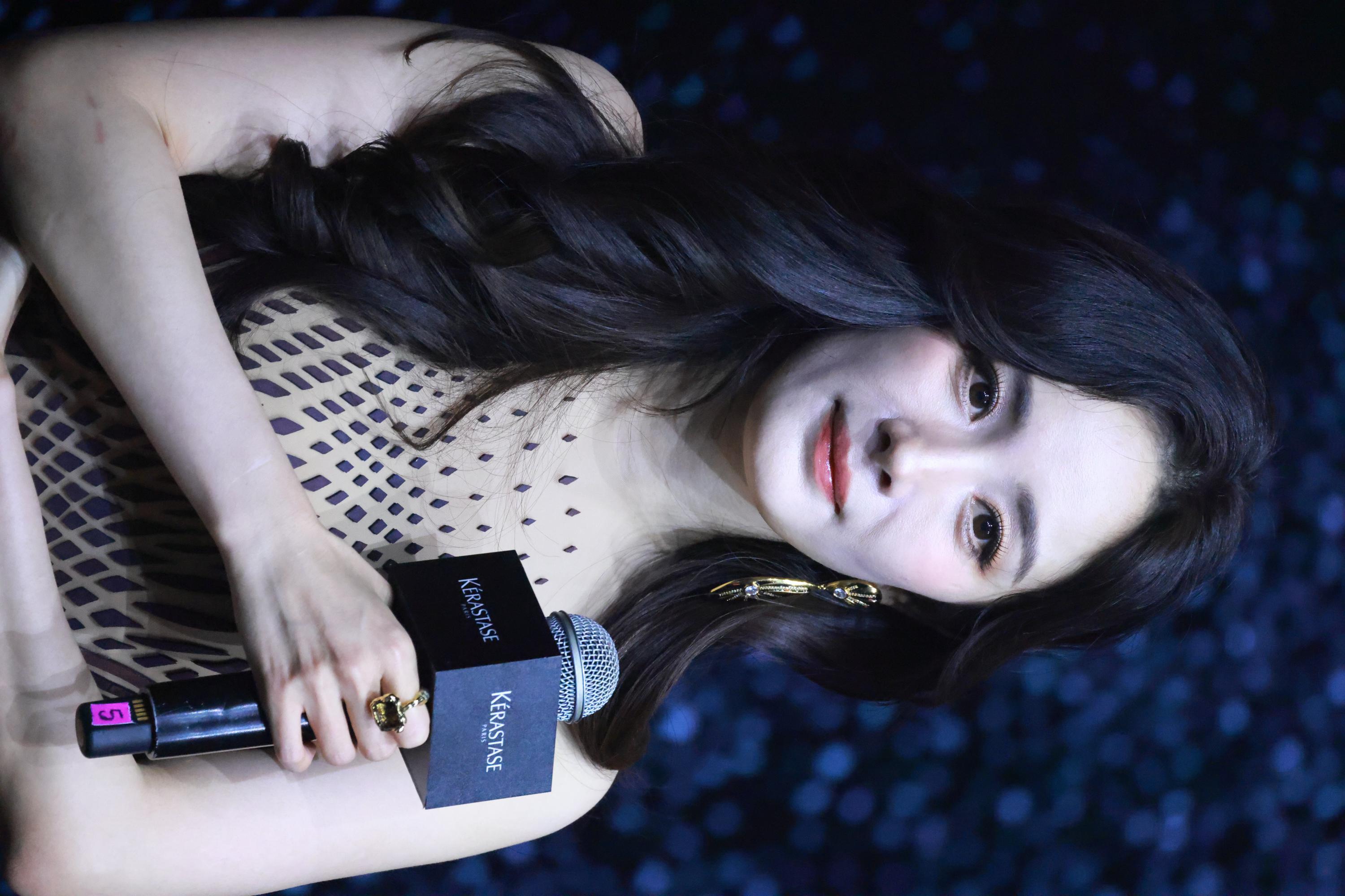 杨幂手持话筒半身生图照[3]