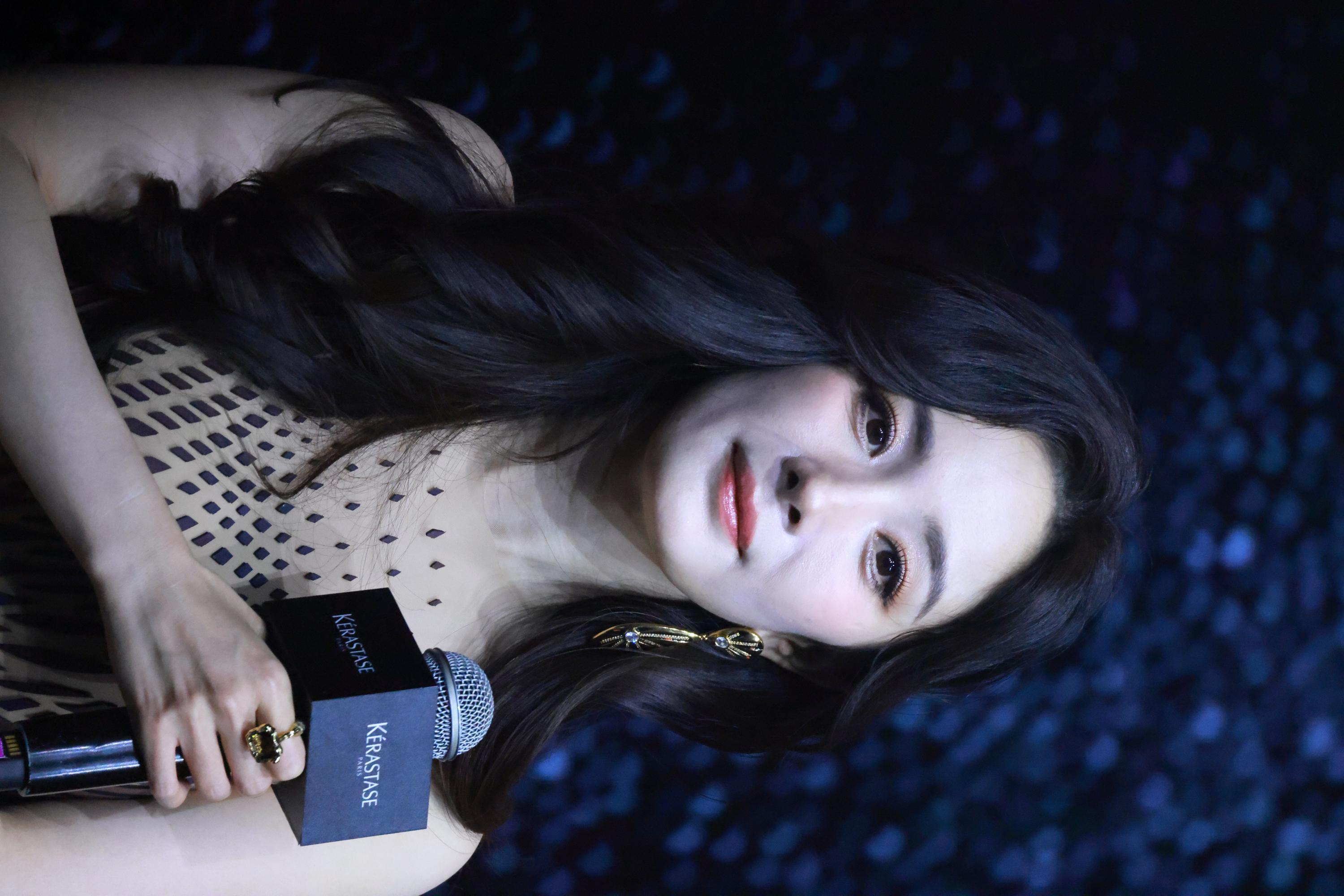 杨幂手持话筒半身生图照[4]