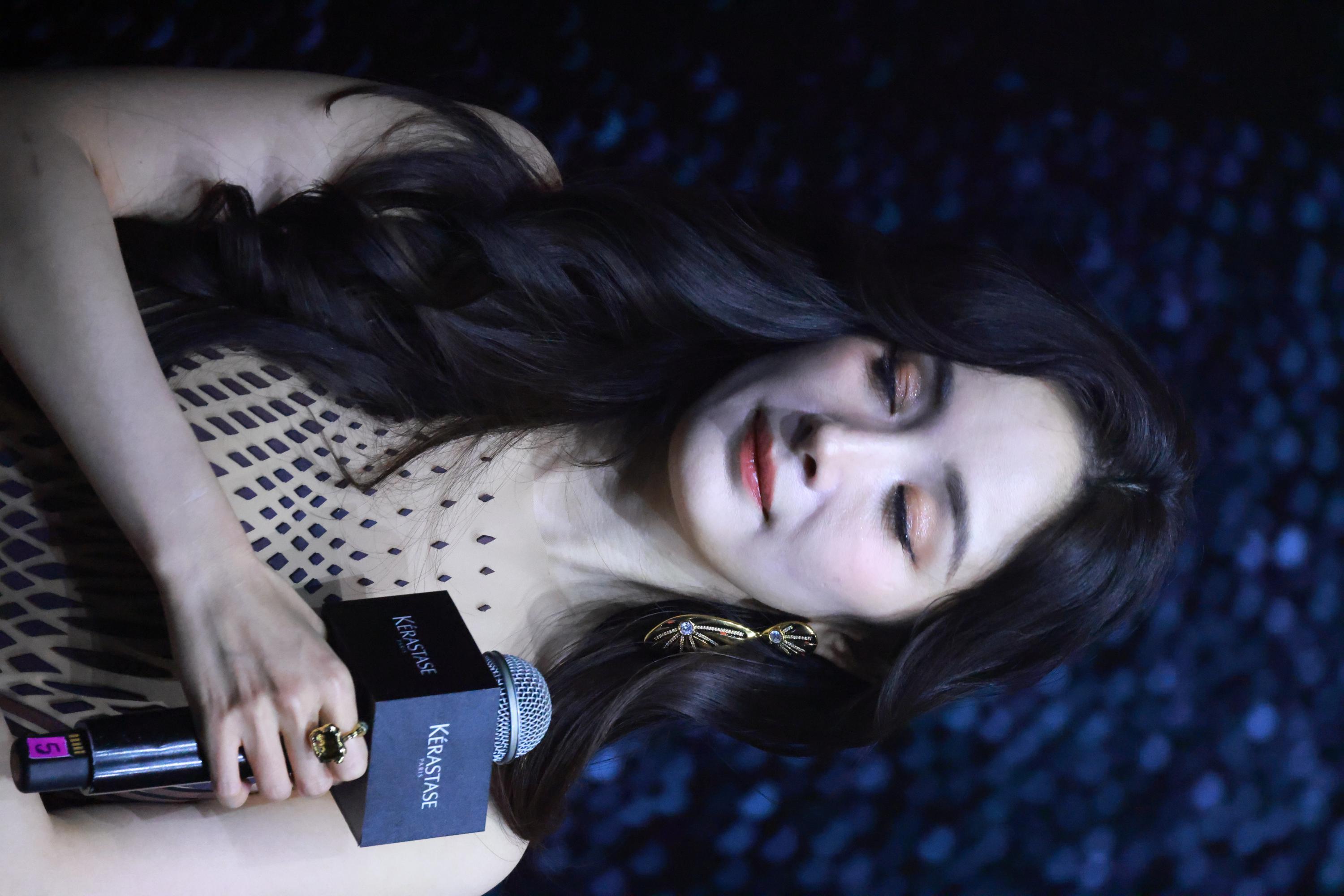 杨幂手持话筒半身生图照[6]