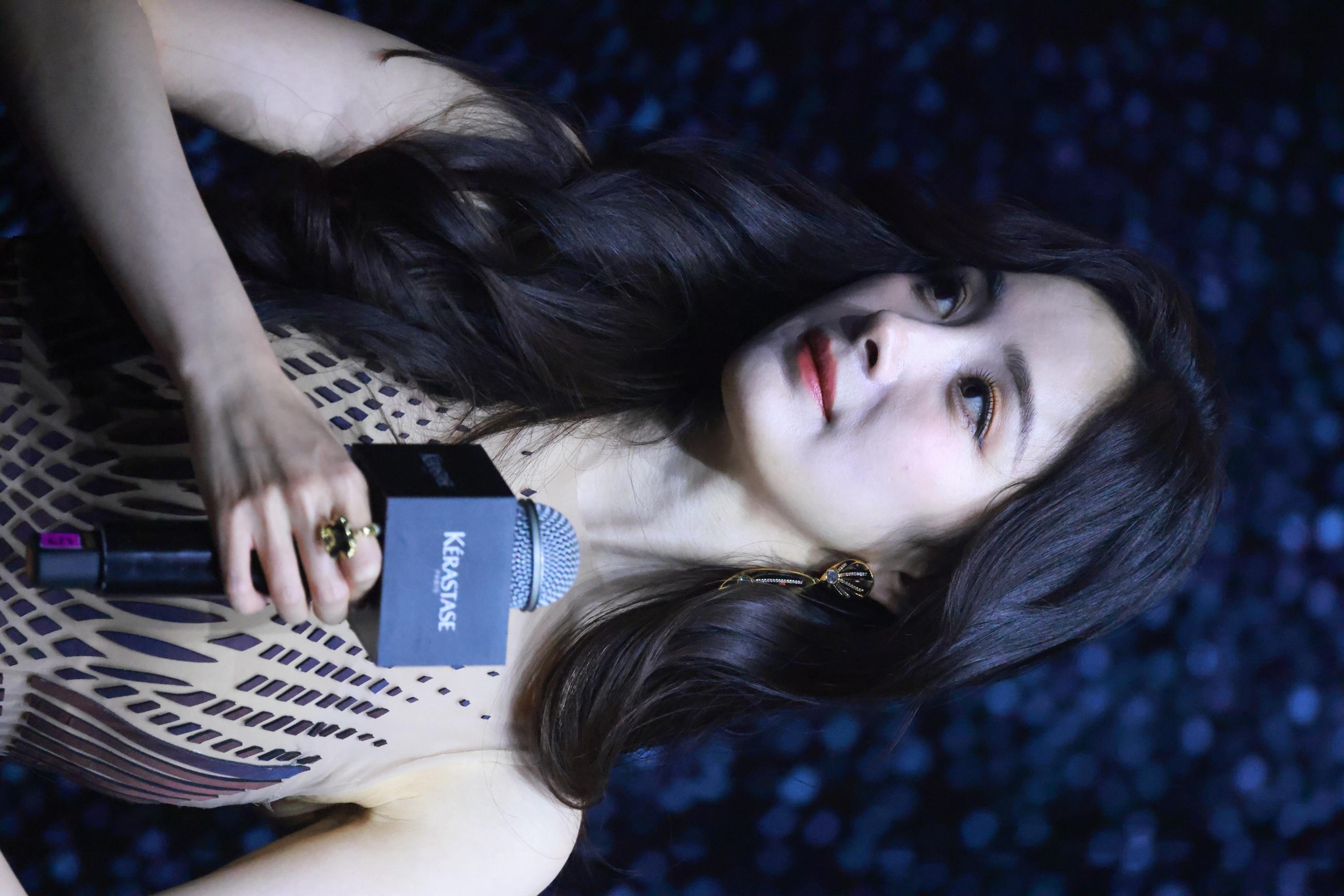 杨幂手持话筒半身生图照[9]