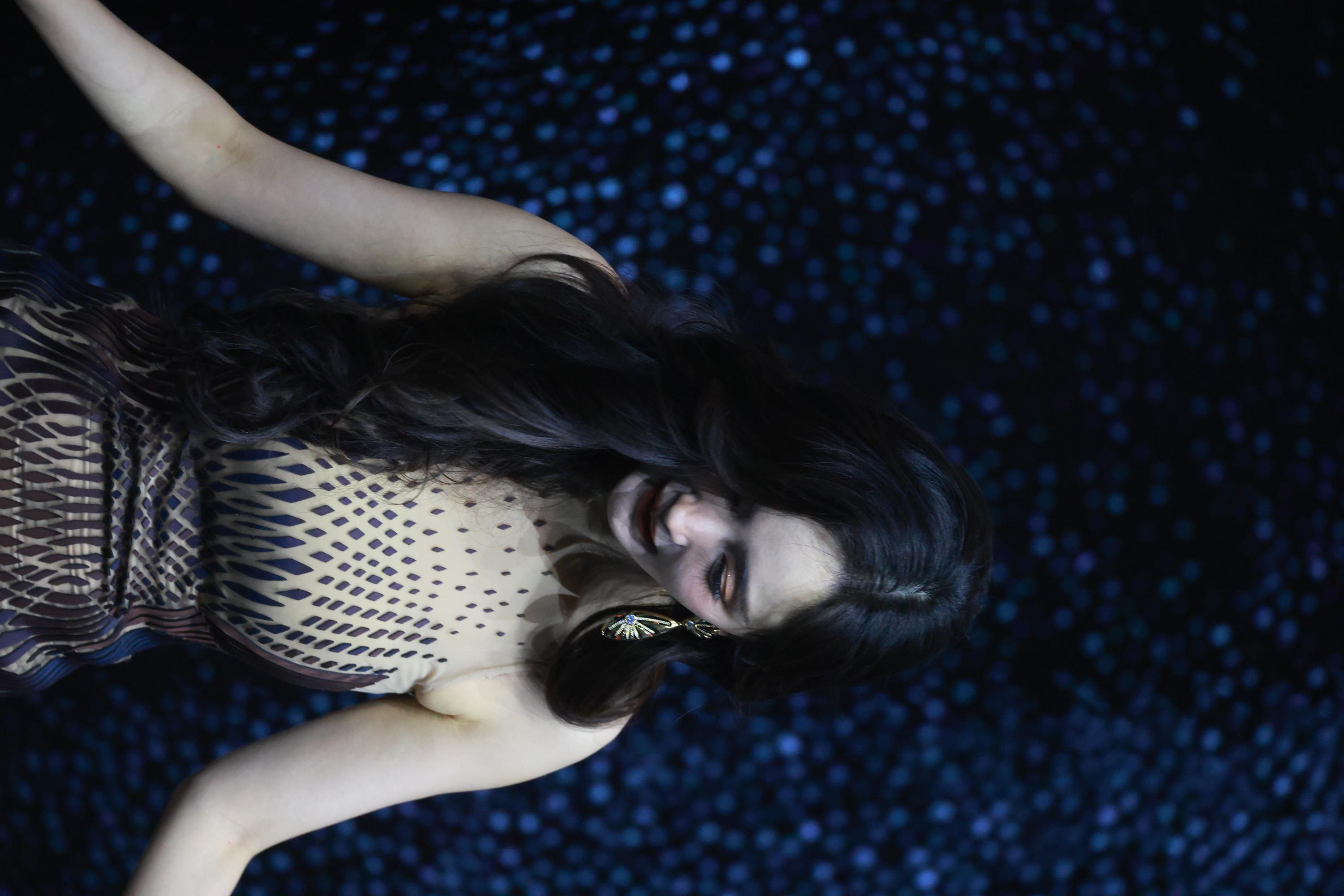 杨幂透明连衣长裙美腿若隐若现生图照[2]