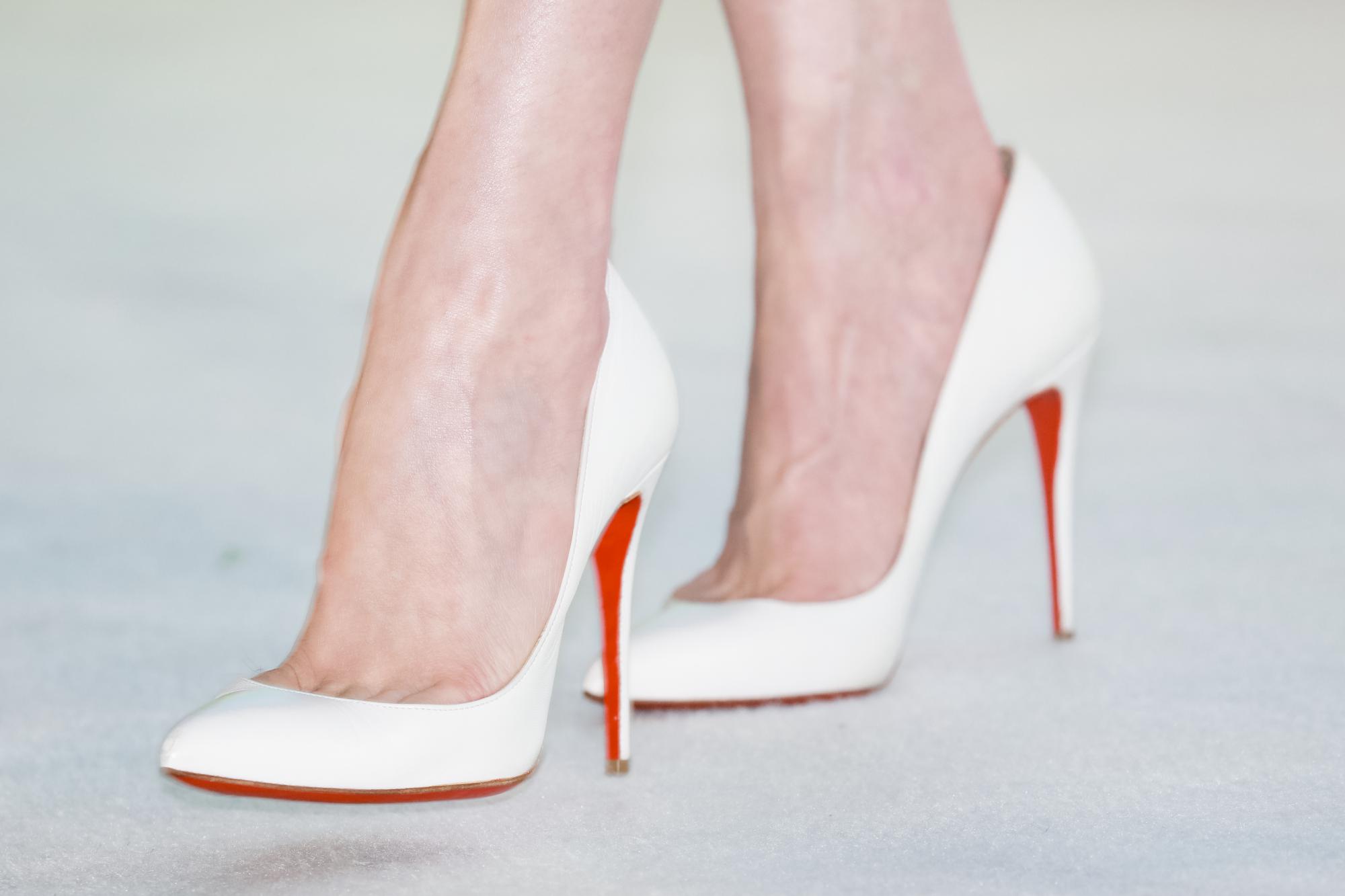 江疏影超短花裙裸腿白色高跟现场广告代言生图[6]