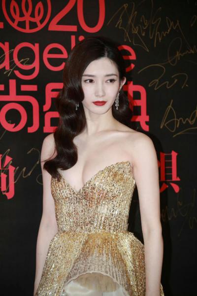 江疏影金色抹胸礼服端正大气