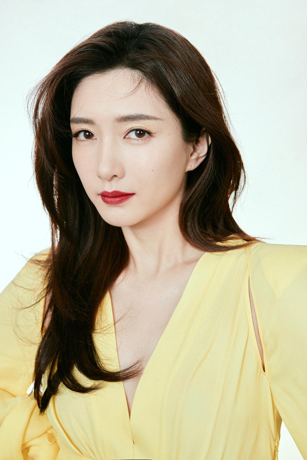 江疏影黄色连衣短裙美腿写真[2]