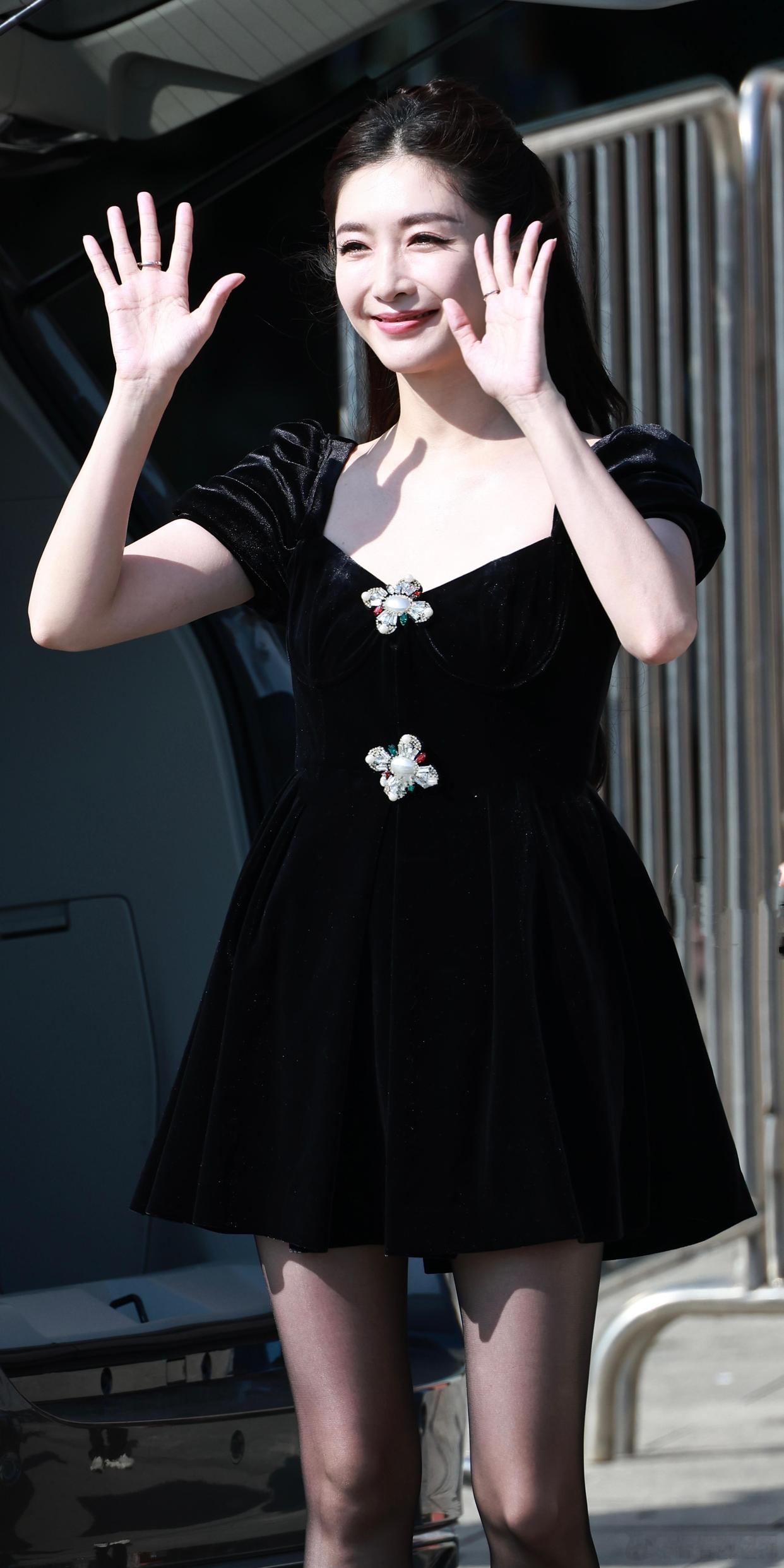 江疏影黑色丝袜美腿外拍生图照