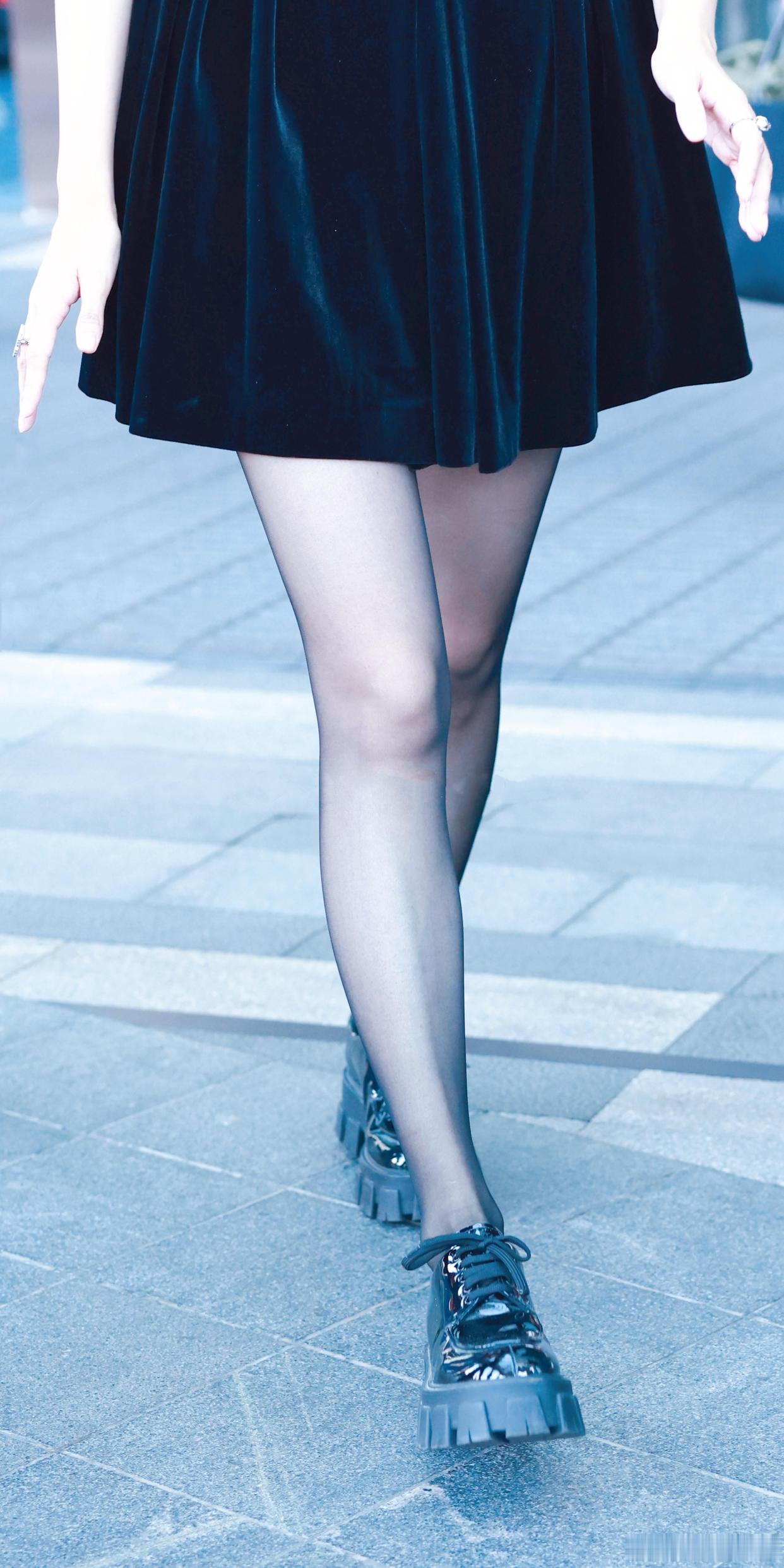 江疏影黑色丝袜美腿外拍生图照[4]