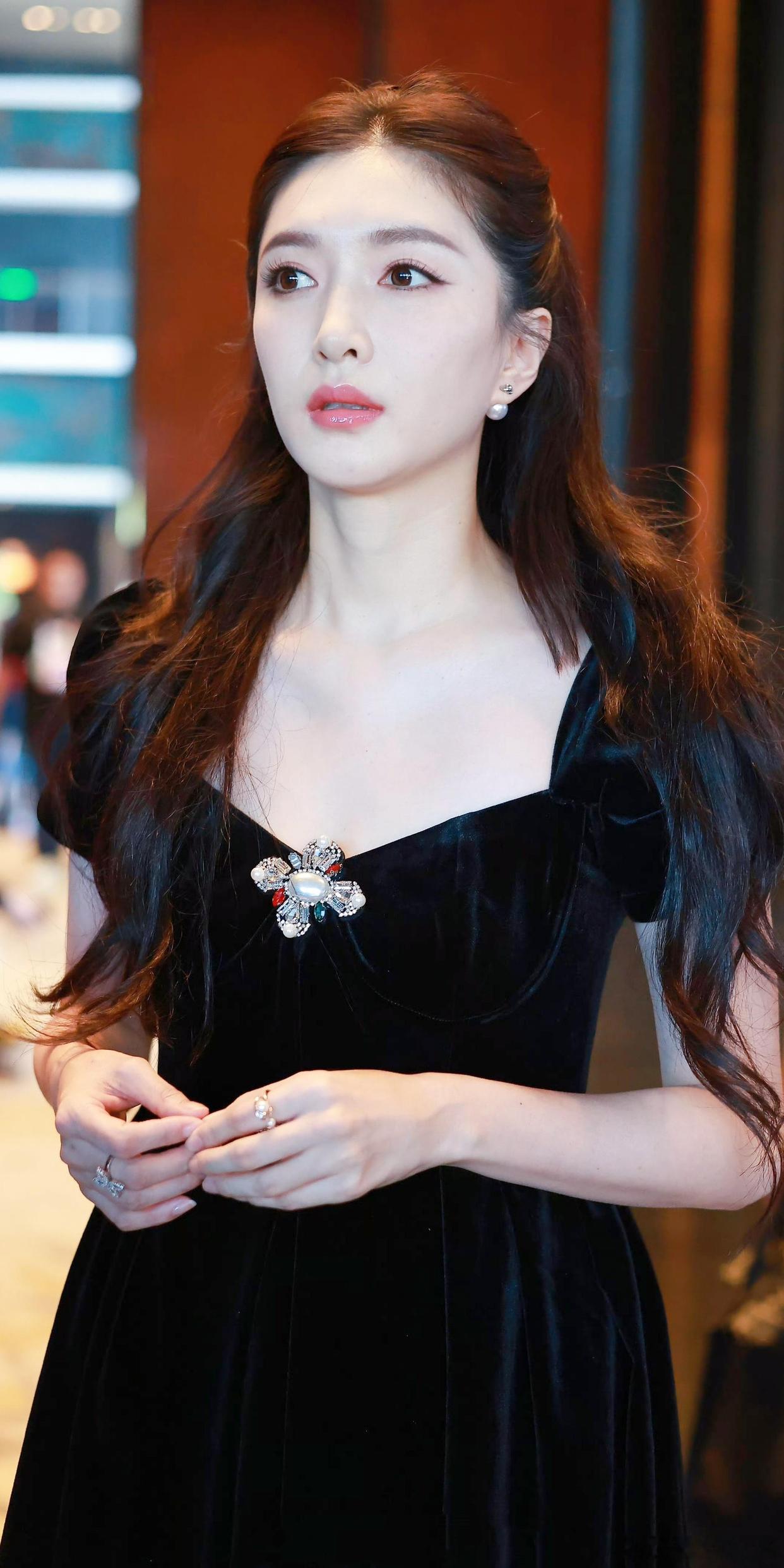 江疏影黑色丝袜美腿外拍生图照[8]