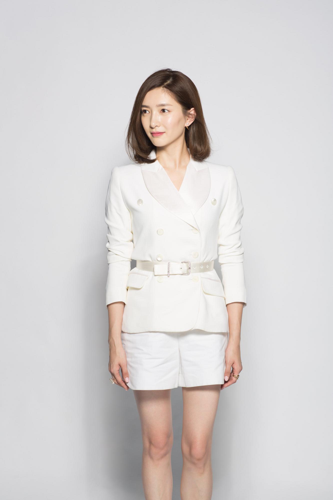 江疏影白色连衣OL套装美腿高跟棚拍[8]