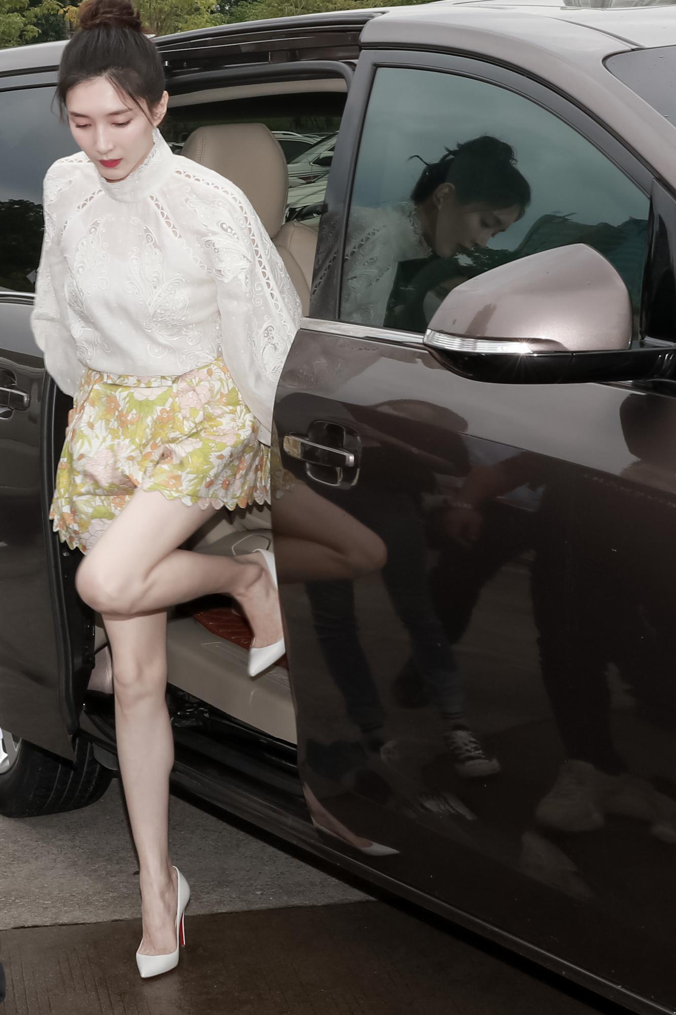 江疏影超短花裙大长腿白色高跟现场广告代言生图[3]