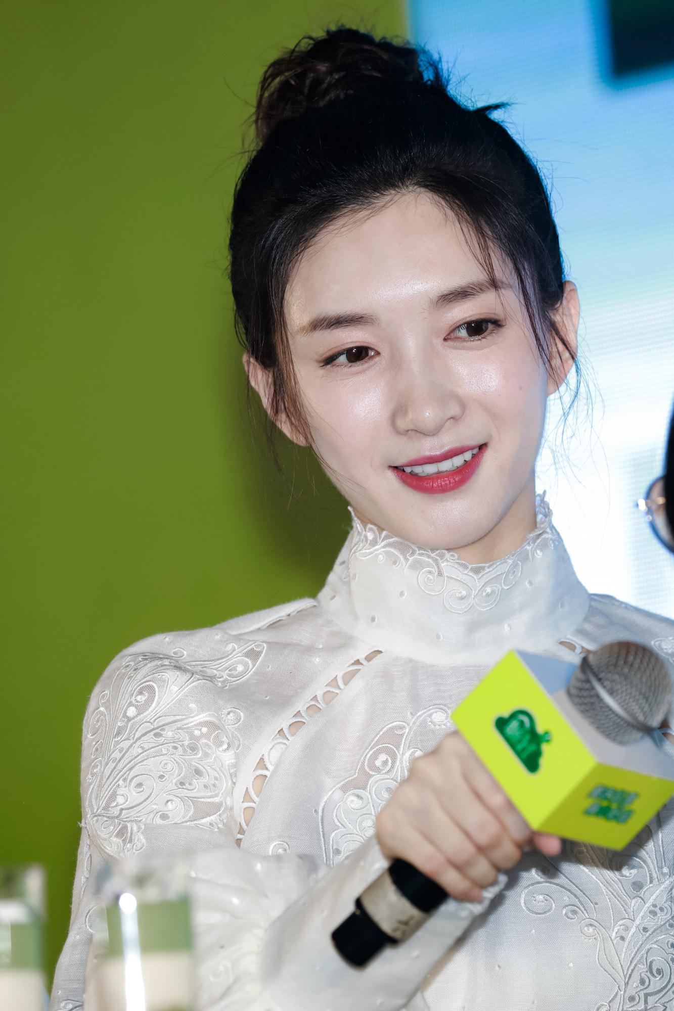 江疏影超短花裙大长腿白色高跟现场广告代言生图[7]