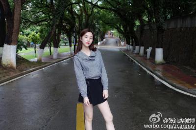 江苏卫视女主持人张纯烨短裙校服白嫩大长腿制服诱惑写真