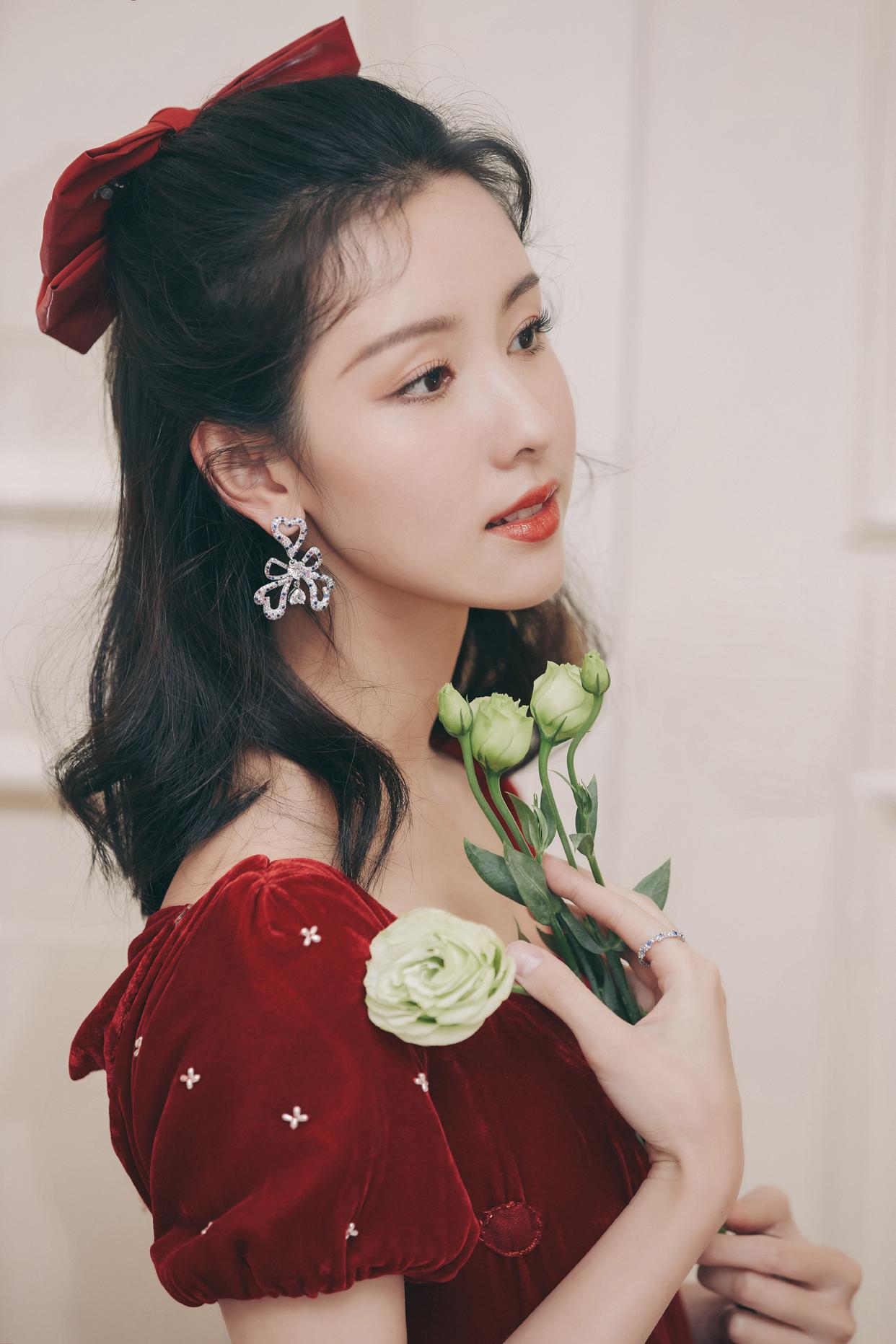 陈都灵玫瑰色连衣长裙清新灵动