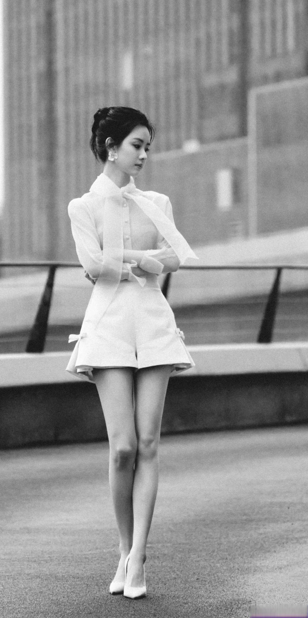 陈都灵黄色短裤细长美腿高跟写真[5]