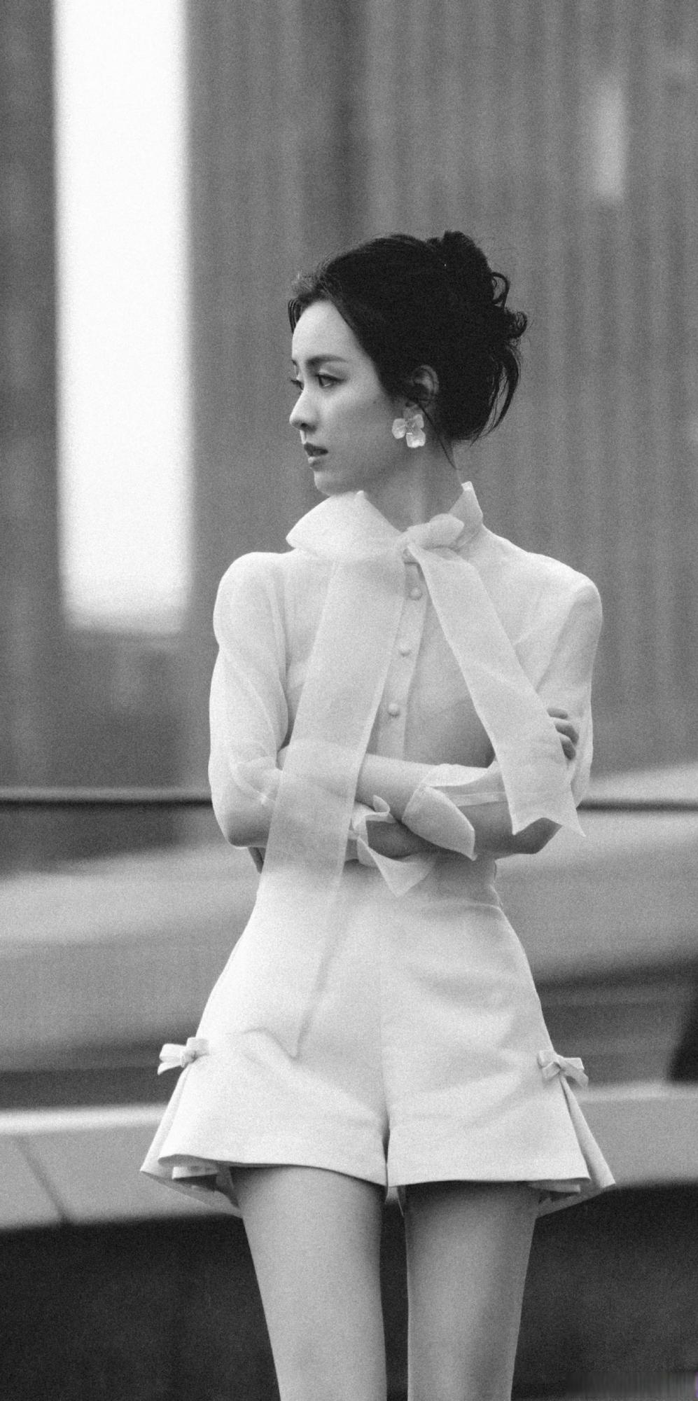 陈都灵黄色短裤细长美腿高跟写真[6]