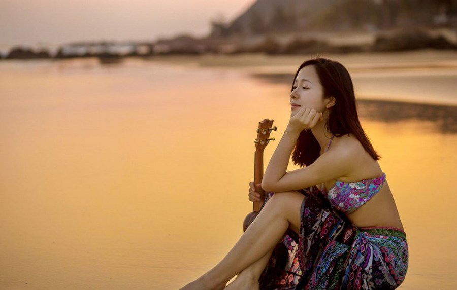 江一燕夕阳西下沙滩露内衣 湿身撩人长发诱惑[6]