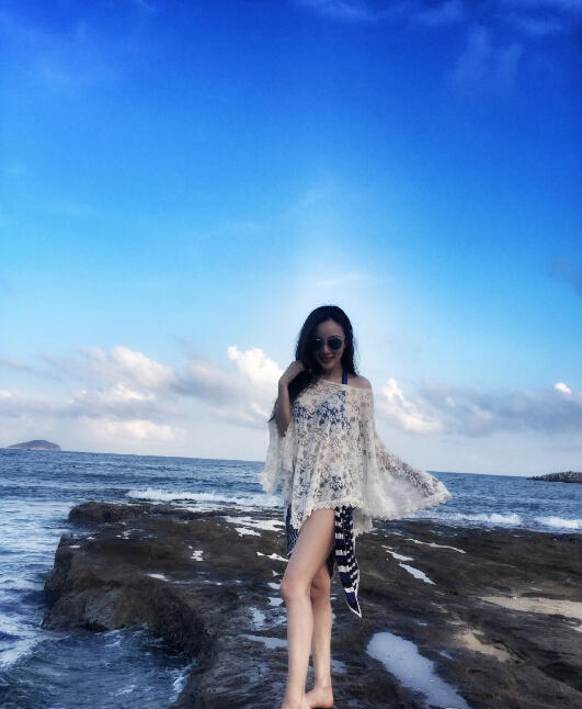 李小璐晒夏日清凉装打扮海边性感写真