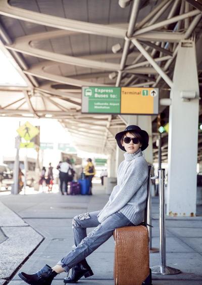 马思纯亮相纽约机场 时尚运动展青春活力