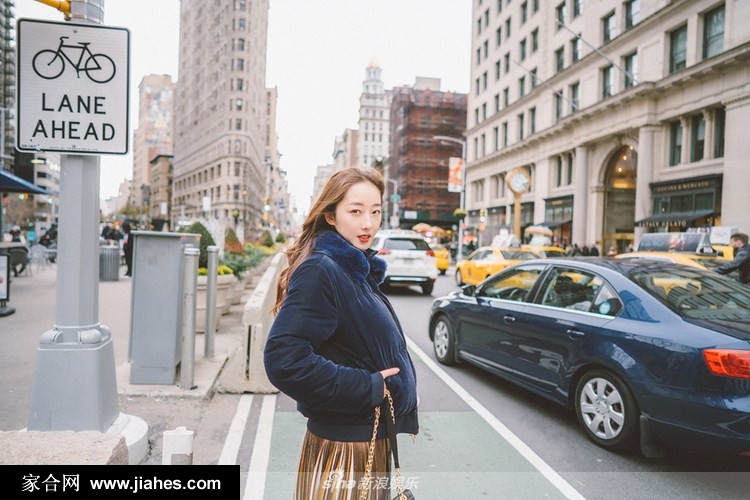 蒋梦婕妆容清丽温暖风衣漫步街头时尚写真[5]