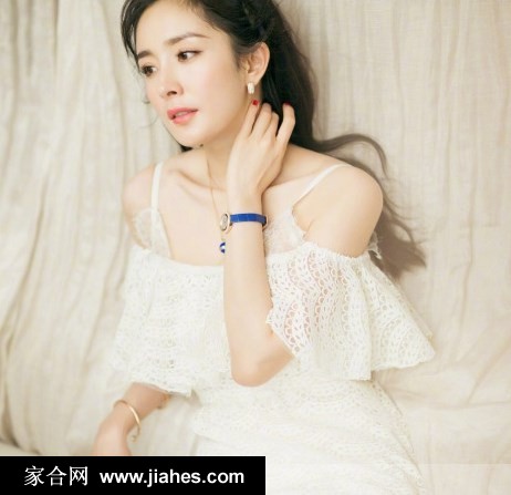 杨幂白色吊带裙大秀锁骨展现熟女魅力写真图片[6]