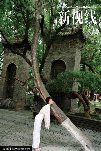 周冬雨利落短发置身古城古灵精怪时尚写真图片