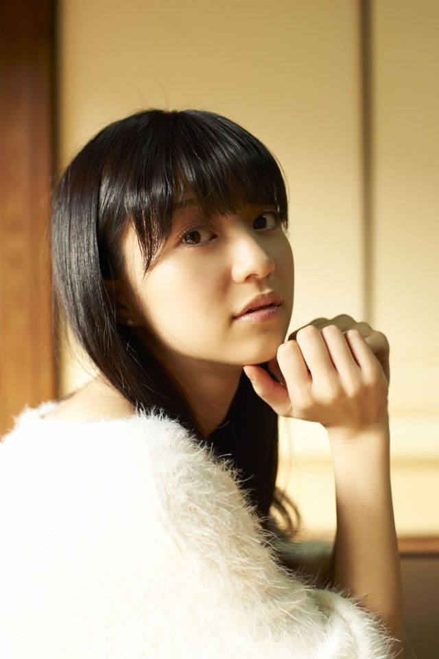 清纯美女逢泽莉娜居家写真[3]