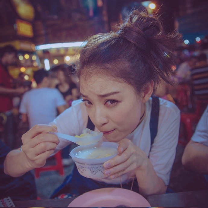 倪妮曼谷街头享受美食扎丸子头搞怪卖萌[7]