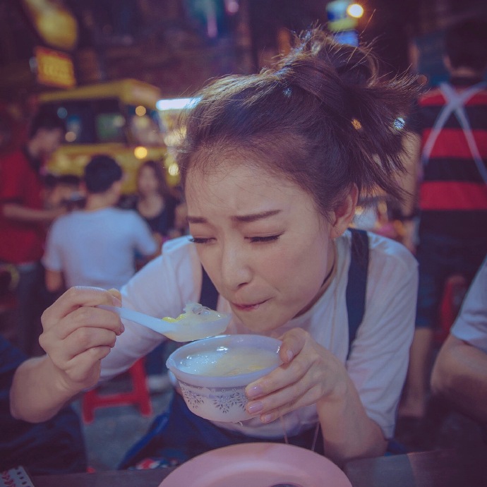 倪妮曼谷街头享受美食扎丸子头搞怪卖萌[8]