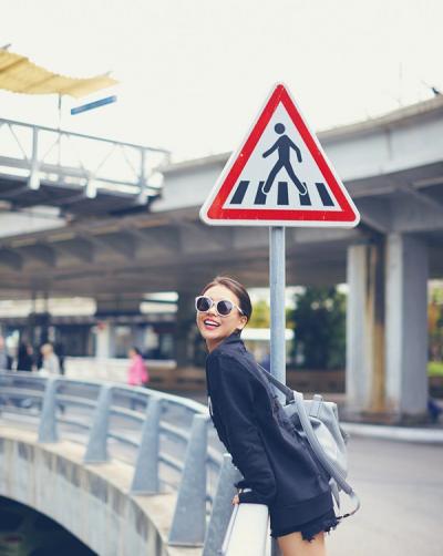 马思纯机场时尚穿搭尽显帅气赴戛纳电影节