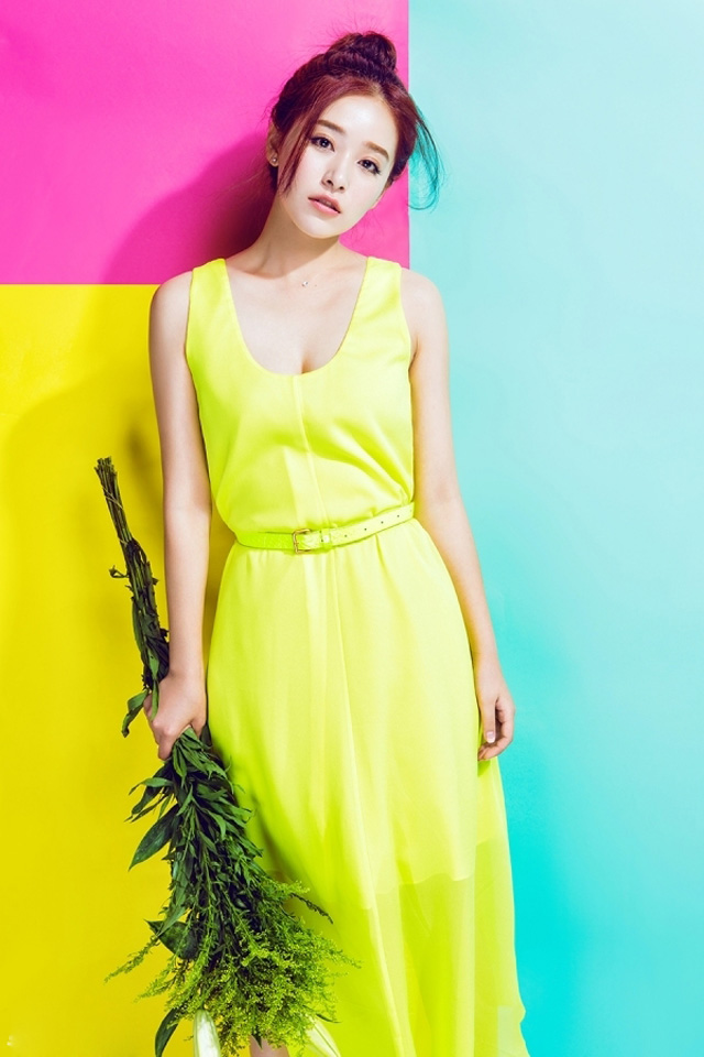 美女阚清子鹅黄长裙夏日写真[2]